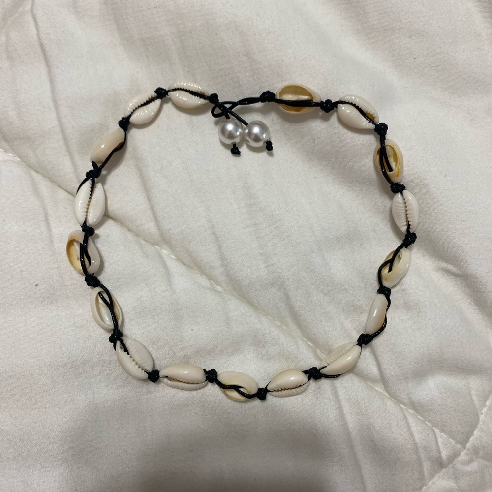 Elegant Shell and Pearl Necklace